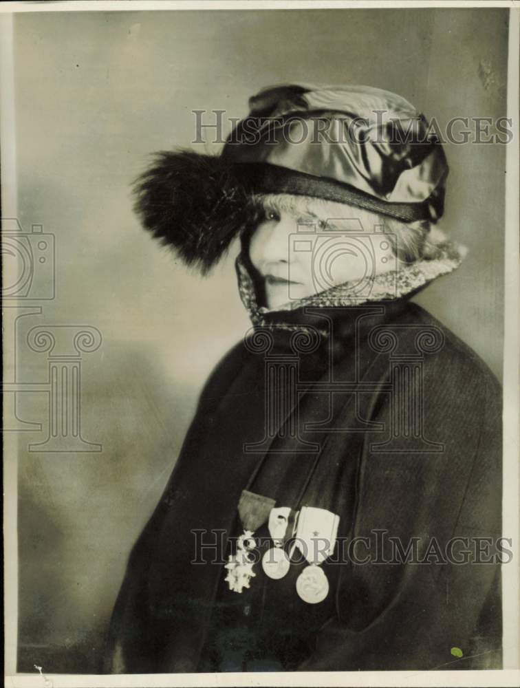 1925 Press Photo Novelist Gertrude Atherton, honored Paris American Embassy