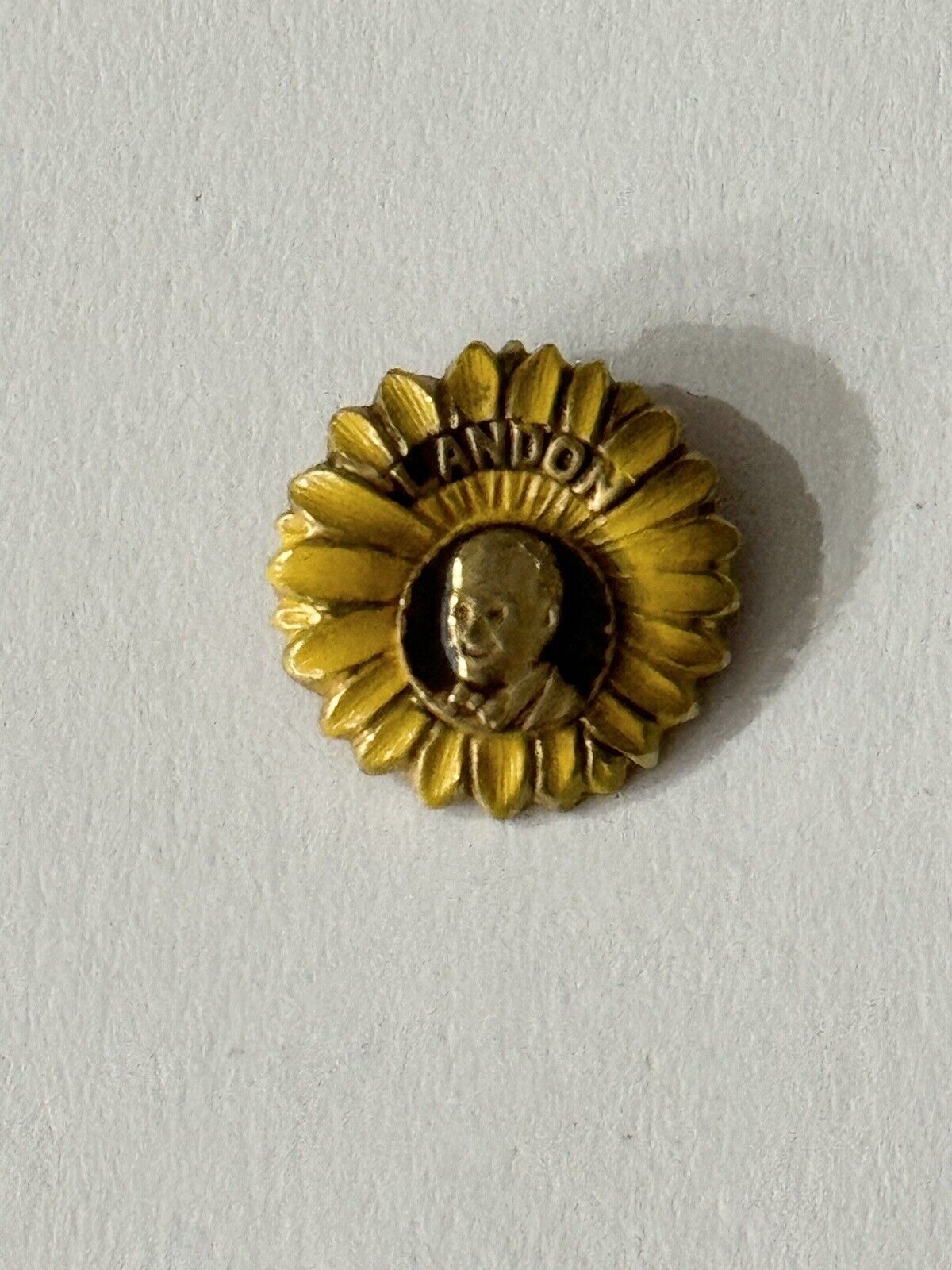 1936 Landon Sunflower Design Stamped Metal Picture 3/4” Pin-back Badge
