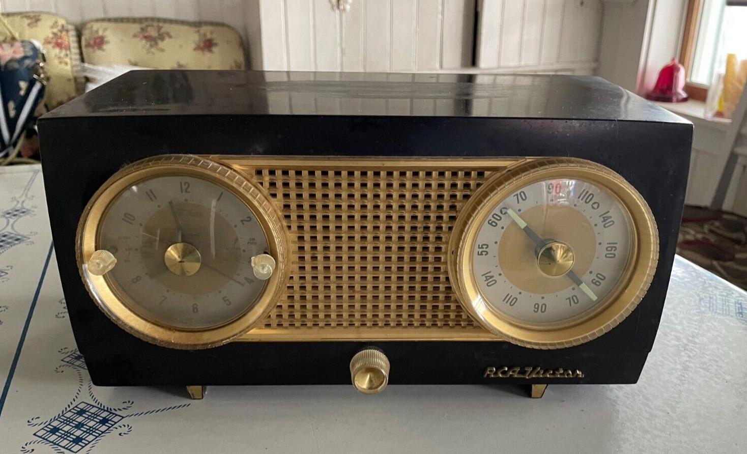 Vintage 1954 RCA Victor Model 4-C-541 Tube Clock Radio.