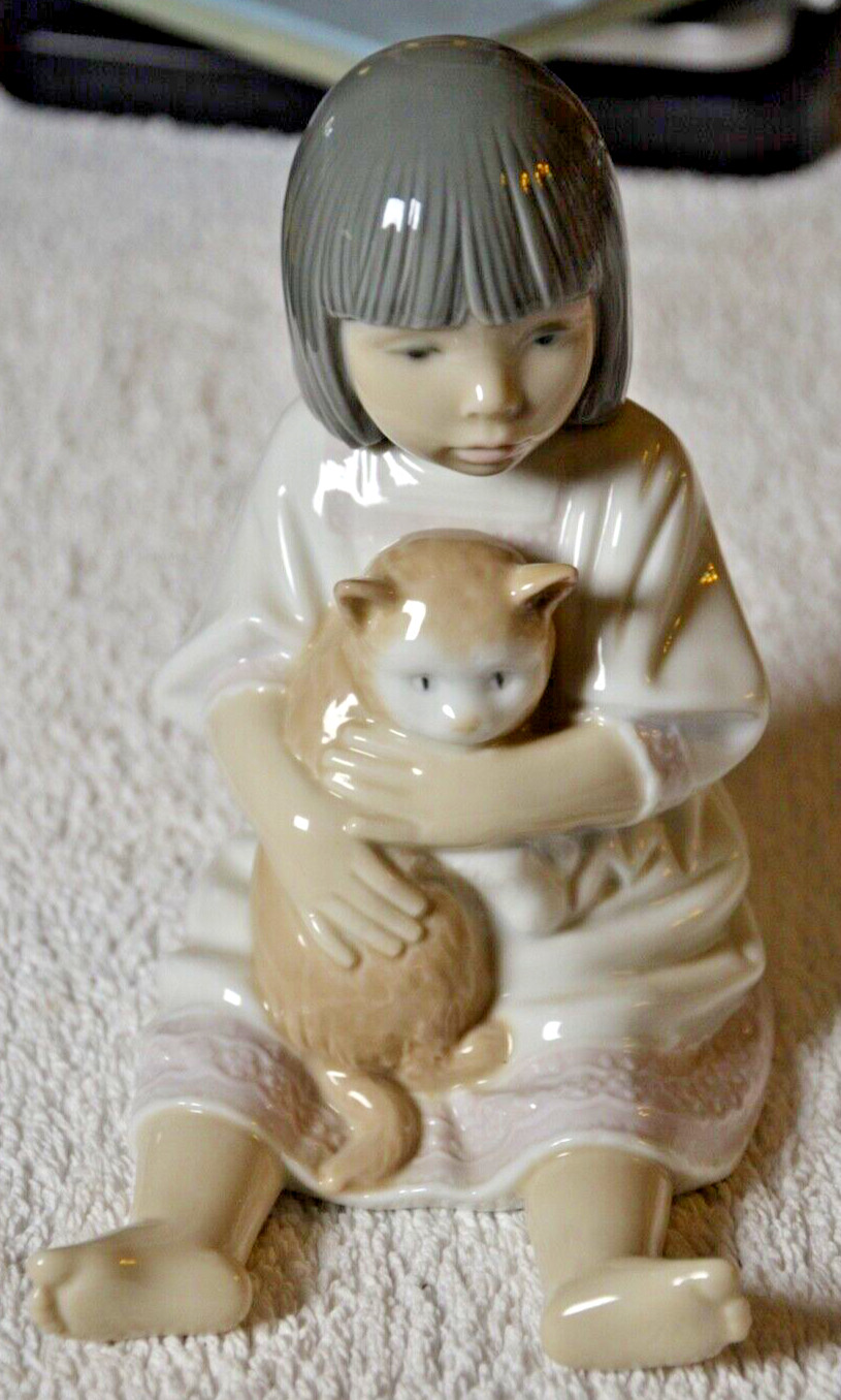NAO by Lladro, sitting girl Holding cat. 1994 Vintage. Handmade. Spain.