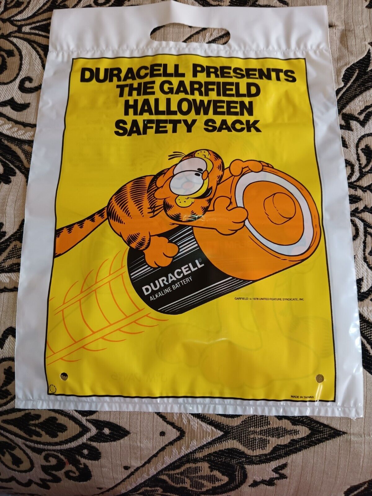 Vtg Jim Davis 1978 Garfield Duracell Advertising Halloween Safety Sack 11 X 15