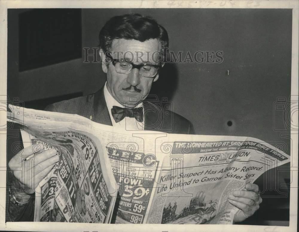 1973 Press Photo Defense Attorney Henry Rothblatt reads newspaper in New York
