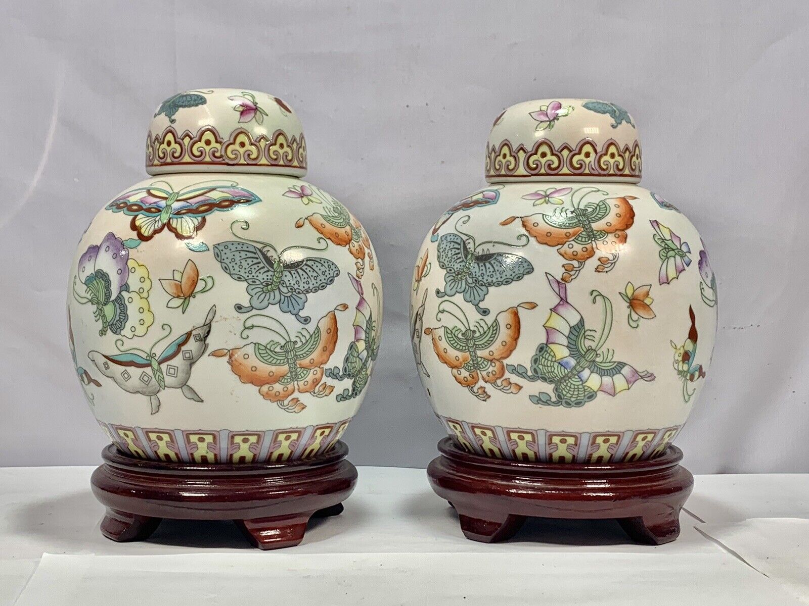 A pair Chinese famiile rose butterflies jar and cover 