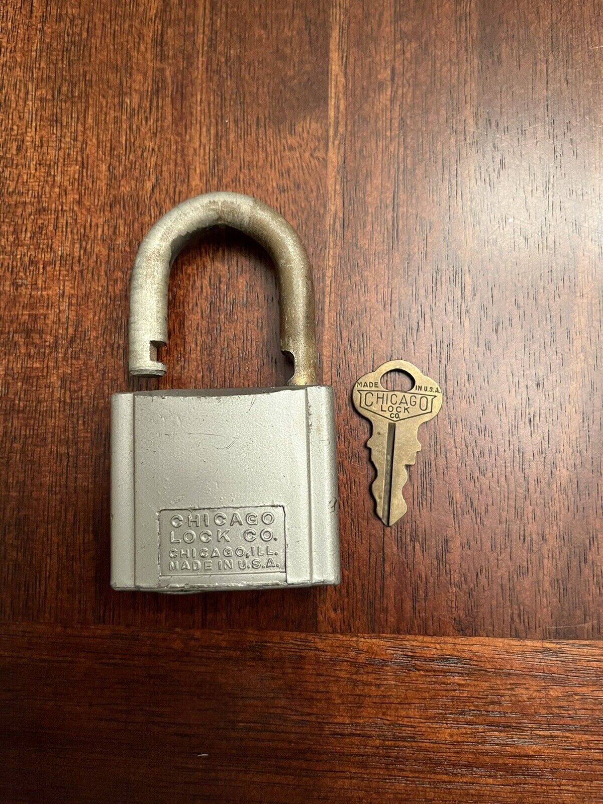 Vintage Antique ILLINOIS LOCK CO.  Chicago Ill padlock lock with key