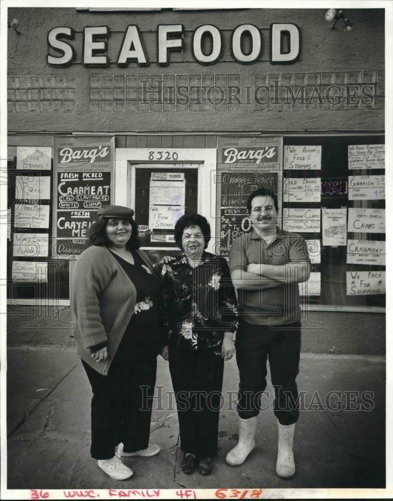 1987 Press Photo Anna, Elizabeth and Iggy Christiana at Seafood Store on Oak