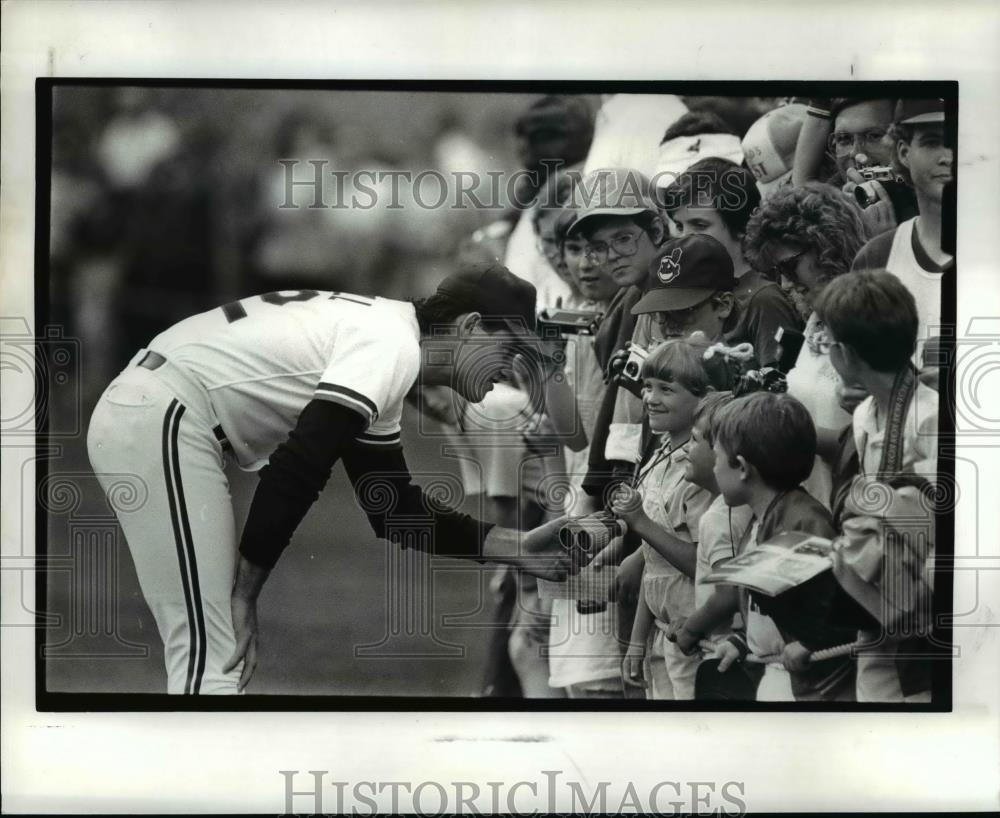 1988 Press Photo Pitcher John Farrell shaking hands with fans on FUJI Photo Day