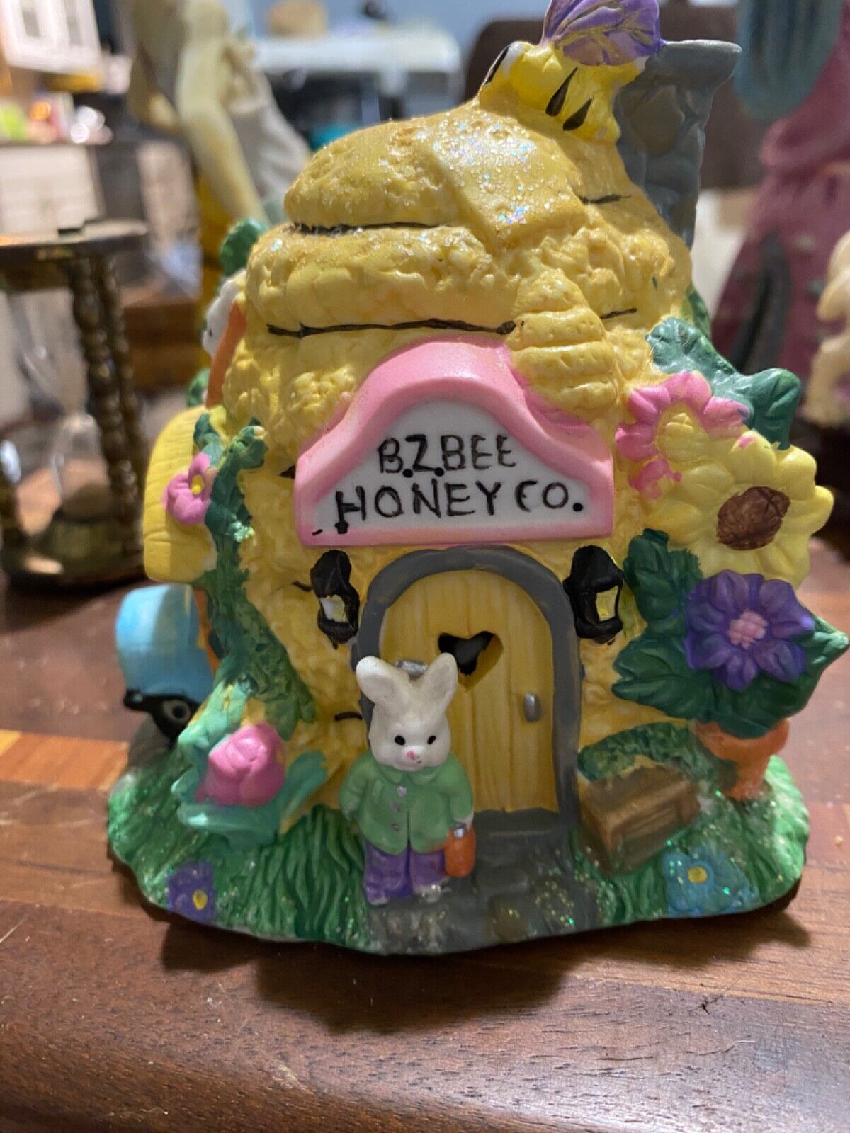 Hoppy Hollow B.Z.Bee Honey Co. Beehive w/ Bunnies Ceramic 2003 Easter Collection