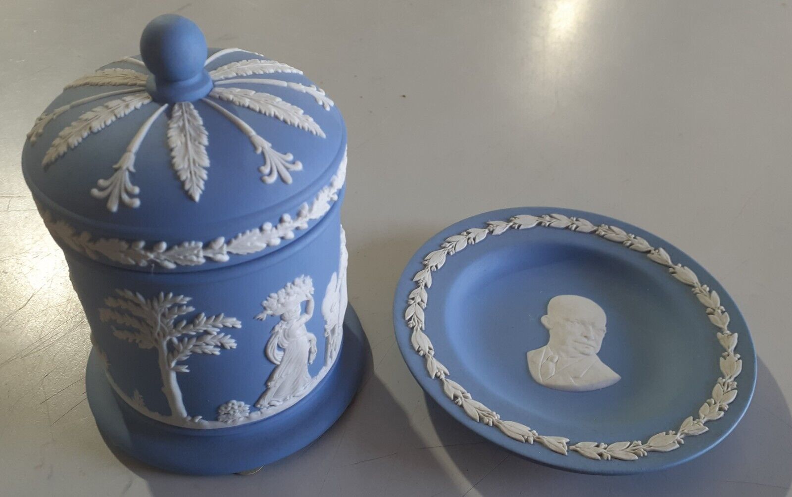 WEDGEWOOD BLUE JASPARWARE ENGLISH POTERY WITH DECORATIVE PLATE