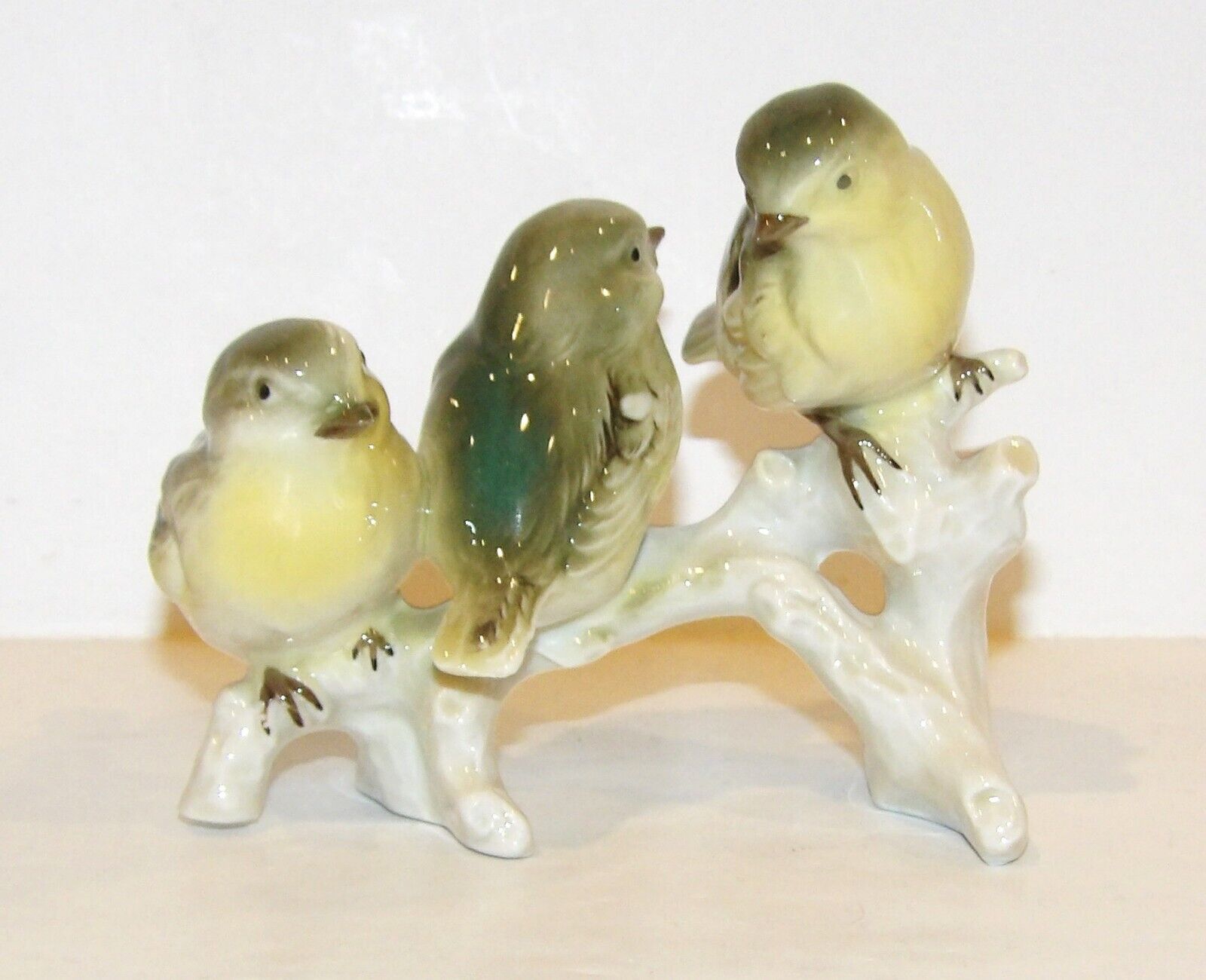 LOVELY VINTAGE CARL SCHEIDIG GERMANY PORCELAIN GREEN & YELLOW BIRDS FIGURINE