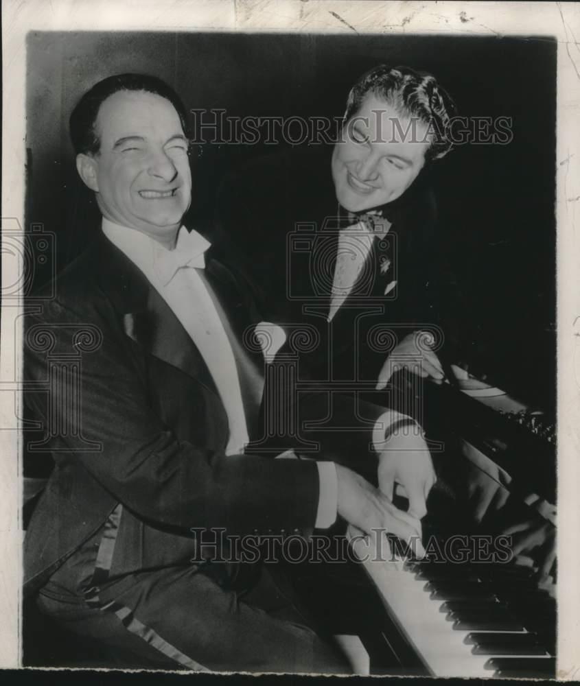 1954 Press Photo Pianist Liberace with Comedian Victor Borge - lrx17338