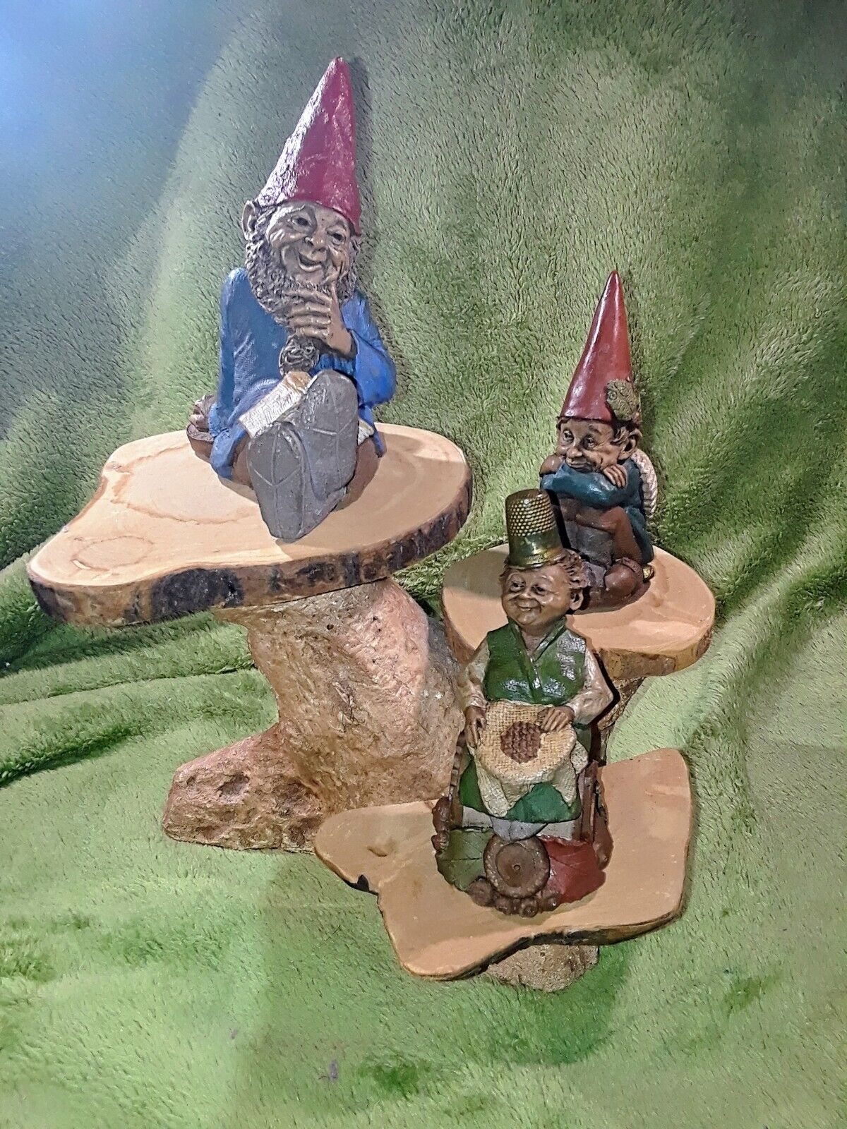LOT OF 3 VINTAGE 1990s TOM CLARK GNOME FIGURES WITH HAND MADE WOODEN STAND