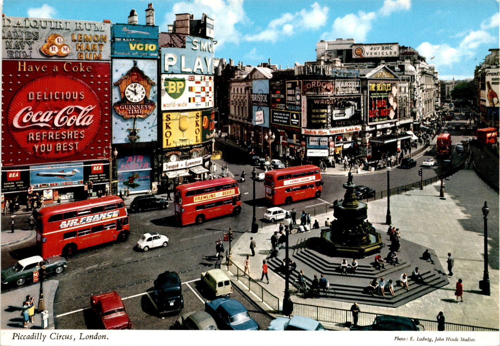 Piccadilly Circus: London\'s Vibrant Theater Scene and Bright Lights