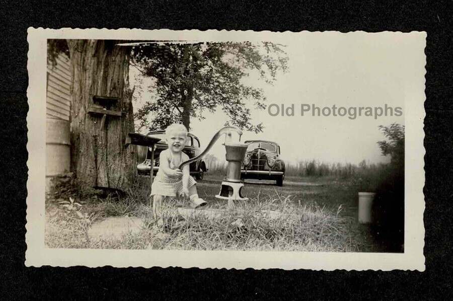 HAPPY BABY WELL WATER HAND PUMP CARS OLD/VINTAGE PHOTO SNAPSHOT- J352