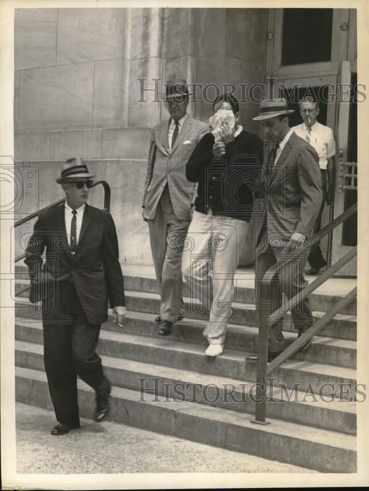 1962 Press Photo William Gladstone hides face leaving courthouse in New York