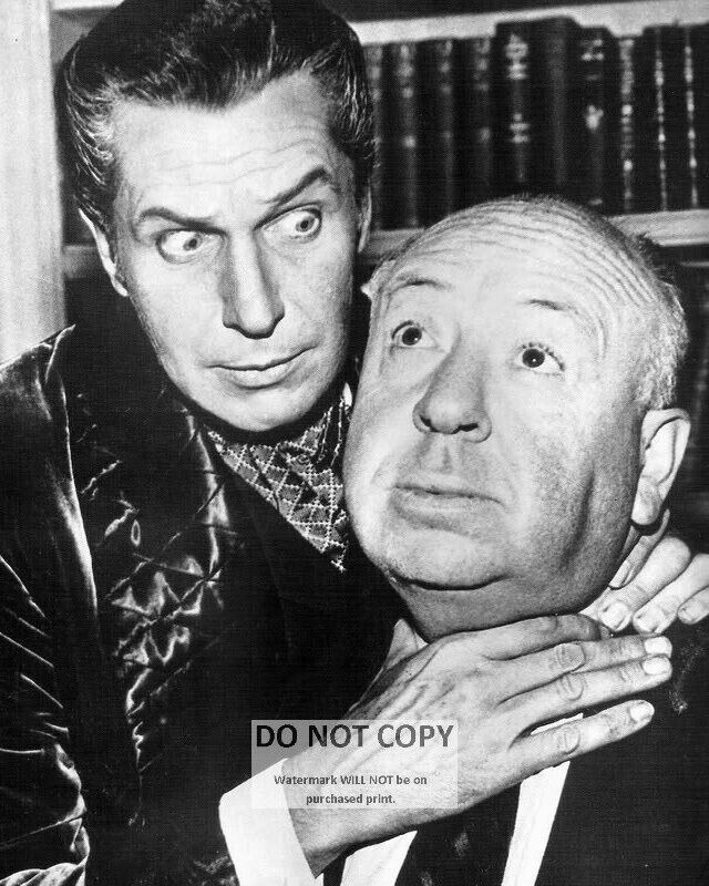VINCENT PRICE WITH DIRECTOR ALFRED HITCHCOCK - 8X10 PUBLICITY PHOTO (DD457)