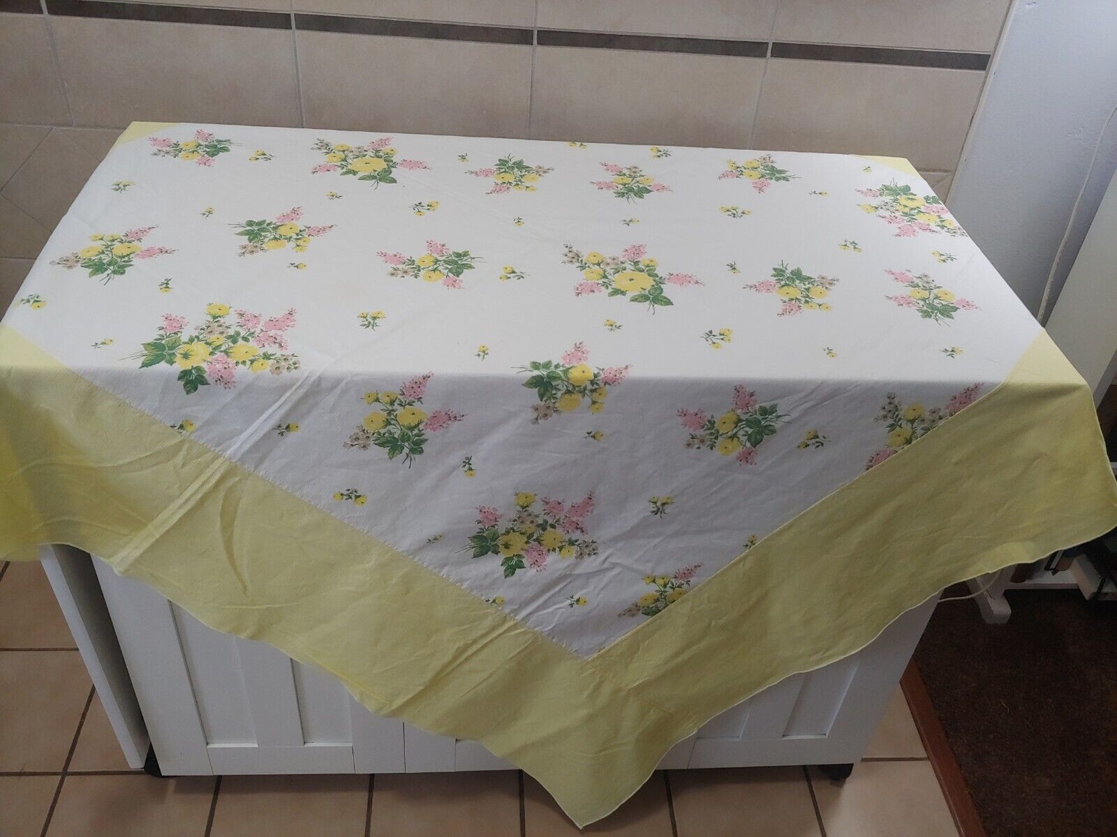 VINTAGE FLORAL TABLECLOTH WITH YELLOW EDGE