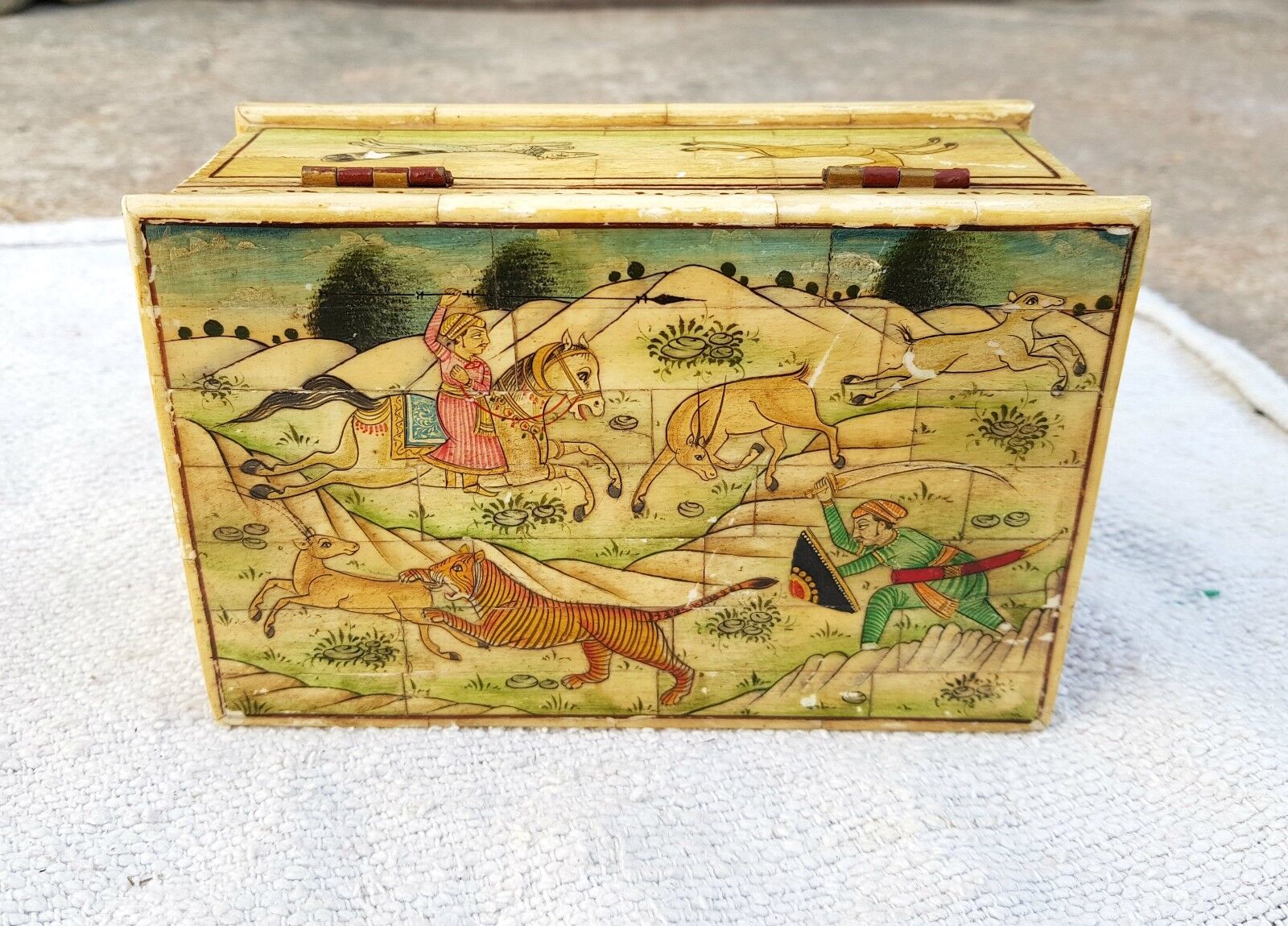 Vintage Old Handmade Jungle Hunting View Bone Fitted Wooden Jewelry Box J98