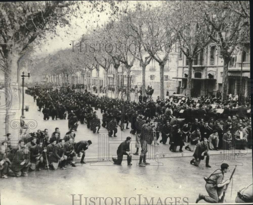 1939 Press Photo General Franco\'s troops kneeling in prayer in Tarragona, Spain.