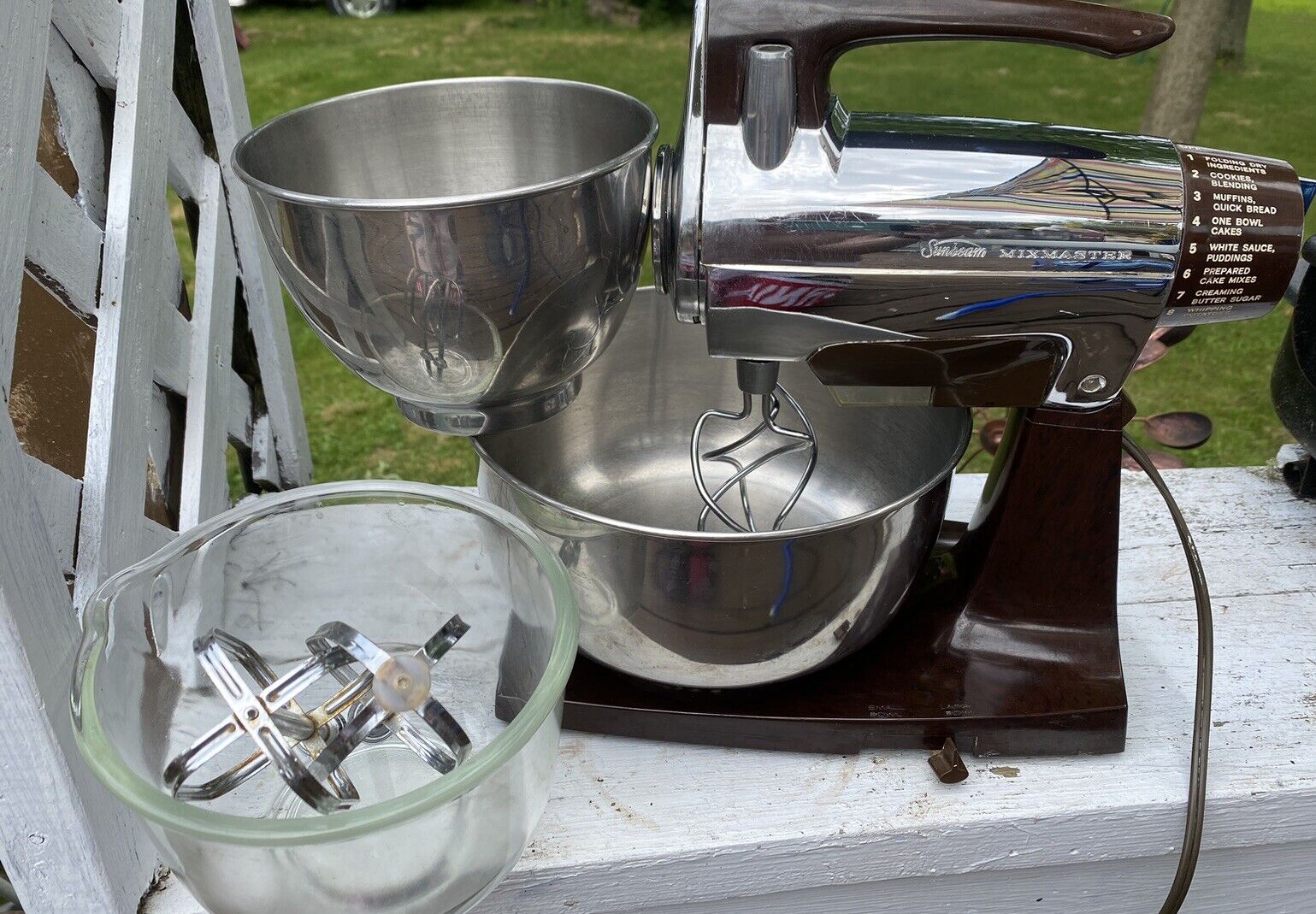 VINTAGE SUNBEAM DELUXE MIXMASTER 12 SPEED MIXER BROWN/CHROME w/BOWLS & BEATERS