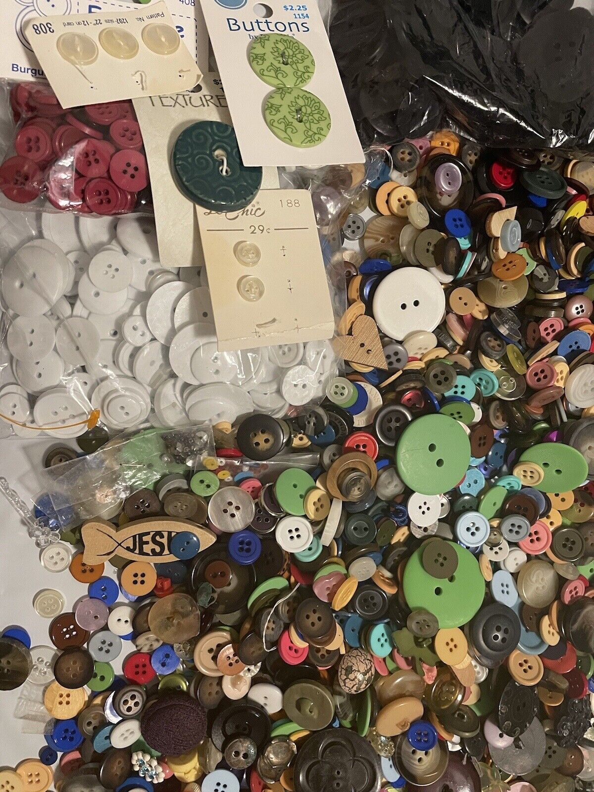 BUTTONS 2.98 lbs pounds Random Sizes Ages Shapes Craft Sewing Art New & Used