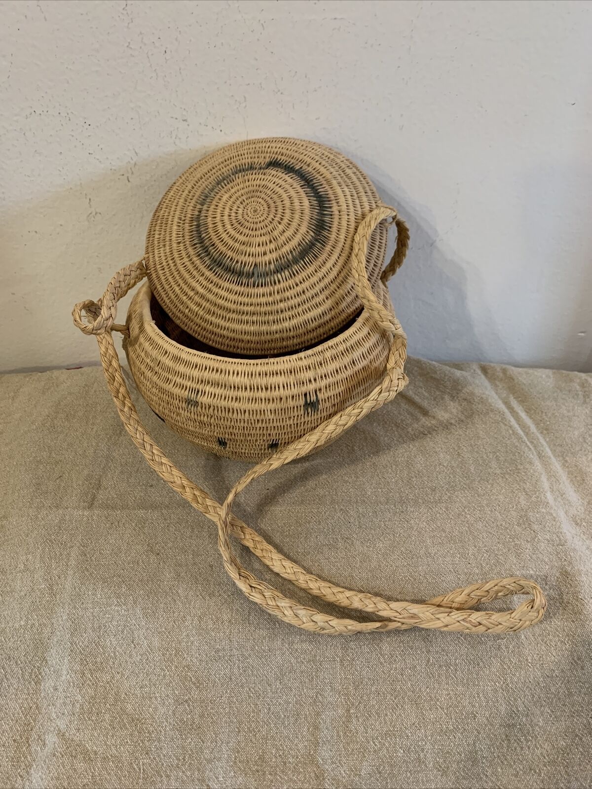 Hand Made Straw Small Lidded Basket w Long Braided Strap Purse Charleston’s?