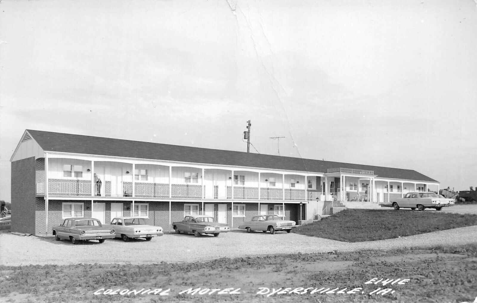 Colonial Motel Dyersville Iowa Old 1960\'s Cars RPPC Photo Postcard