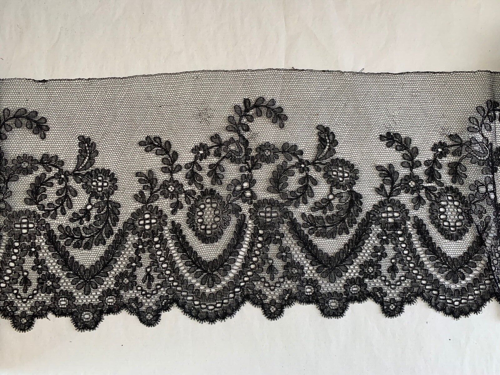 Gorgeous Antique French Victorian Chantilly Lace Edging 420cm by 21cm