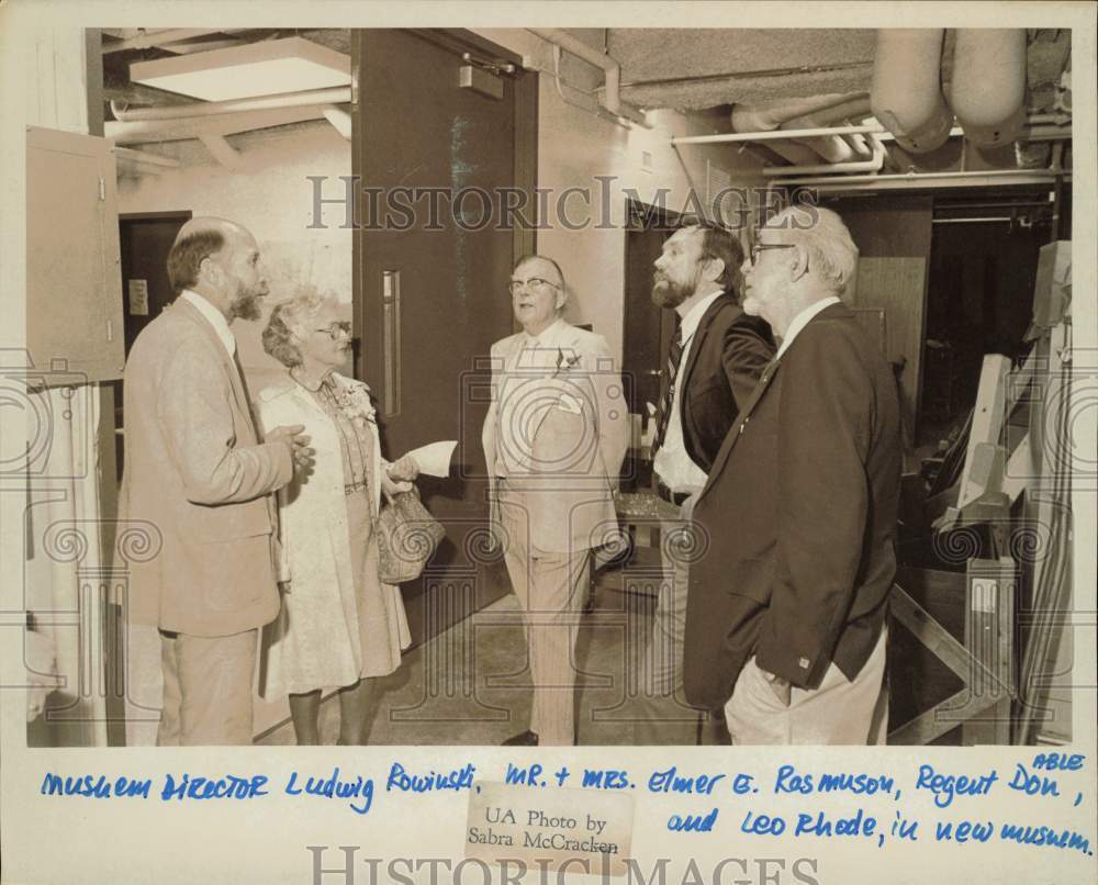 1980 Press Photo Museum director and guests in new museum - afa45932