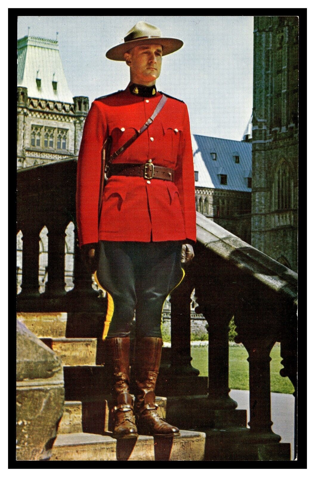 ROYAL CANADIAN MOUNTED POLICE VINTAGE POSTCARD RED UNIFORM GREAT COLOR IMAGE