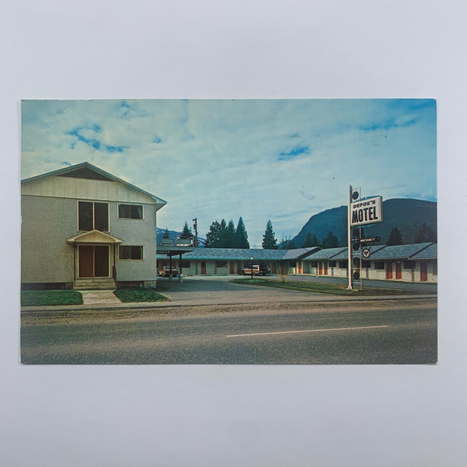 Postcard Canada Revelstoke British Columbia Defoe\'s Motel 1972 Chrome
