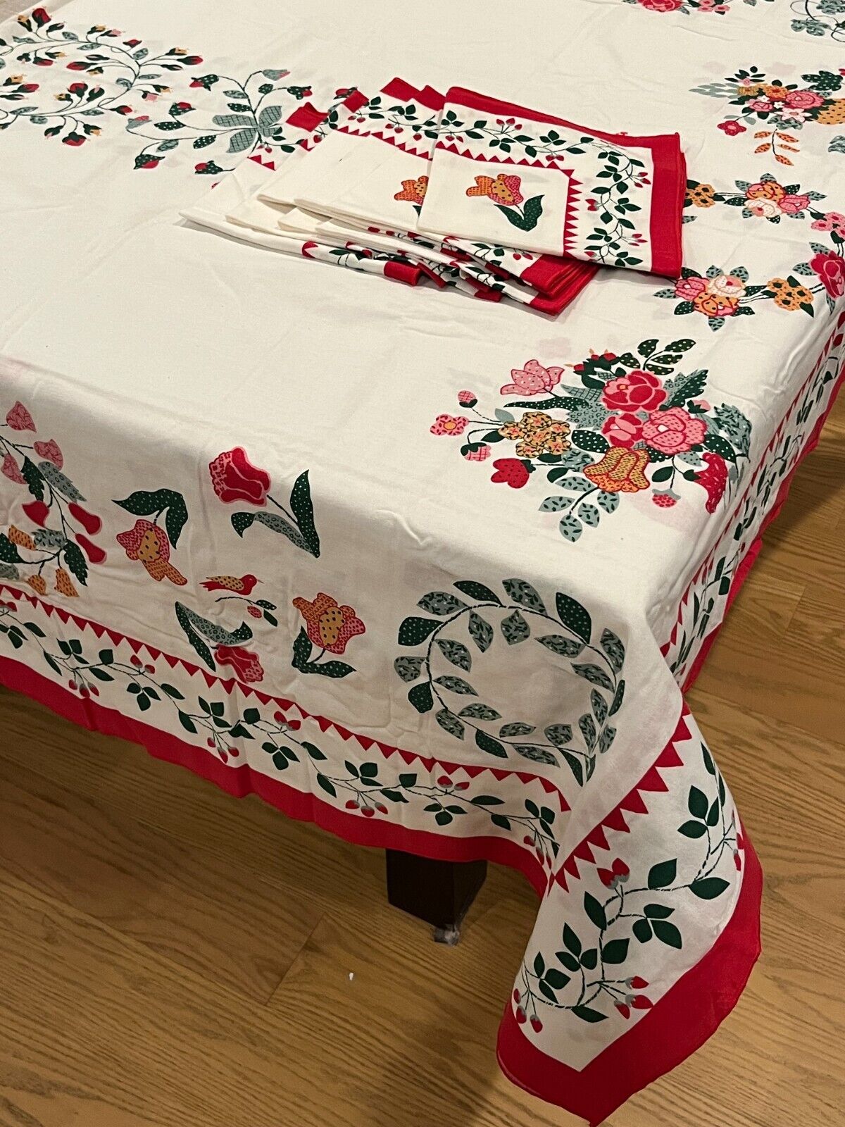 Vintage Red & Green Tablecloth With 8 Napkins  60 x 82  Tulip Design