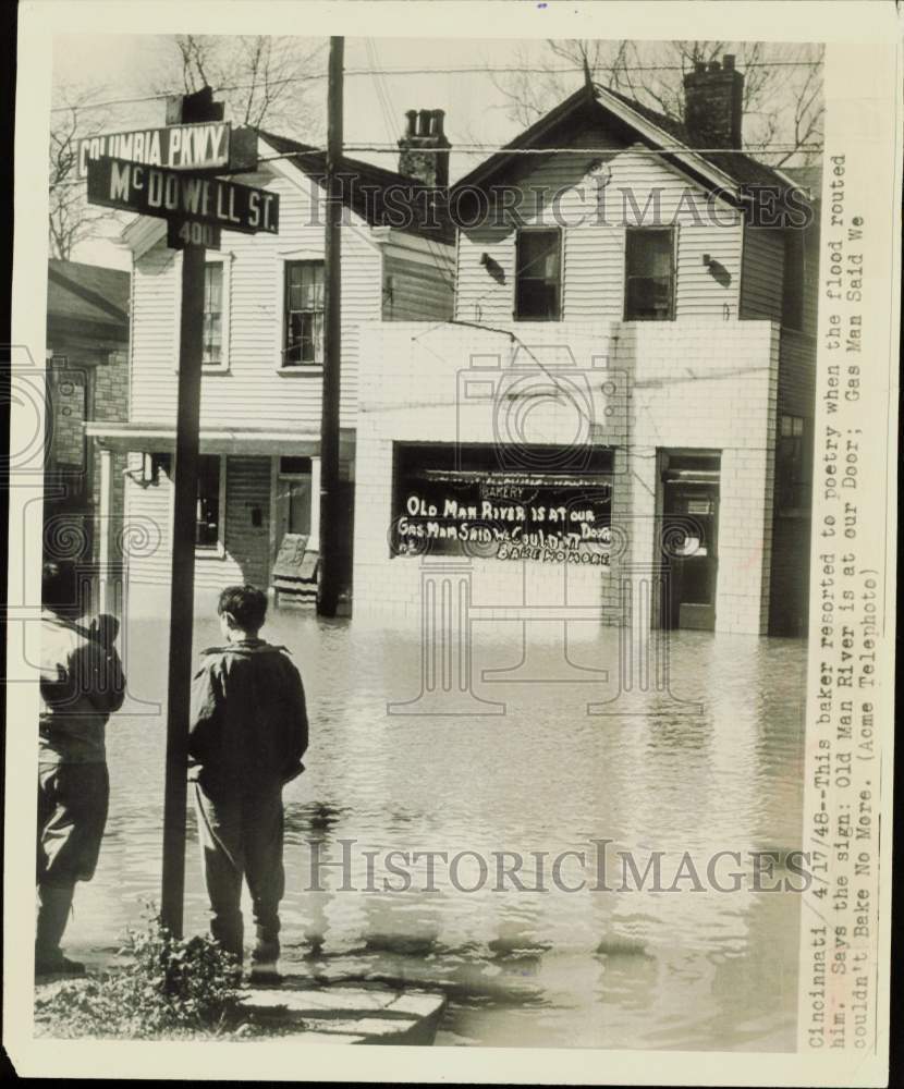 1948 Press Photo Residents looking at flood waters in a Cincinnati street