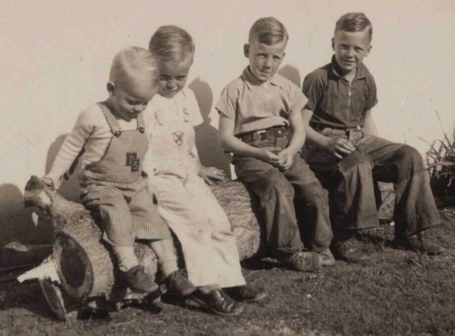 8Y Photograph Group Portrait Boys Friends Brothers Kids 1930-40’s 