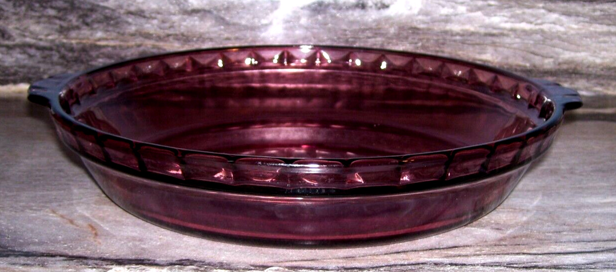 Vintage Pyrex 10 in. Pie Plate 229 in Cranberry