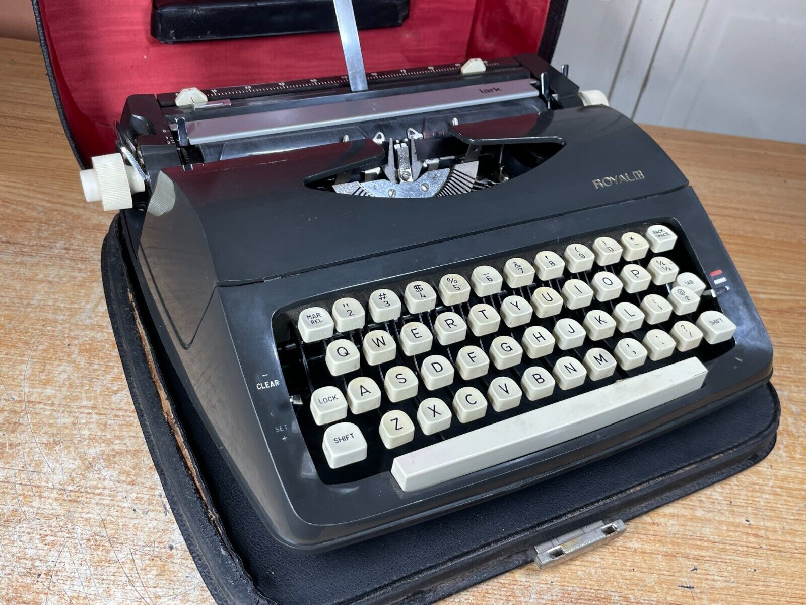 1967 Royal Lark Vintage Portable Typewriter Working w New Ink (Elite)