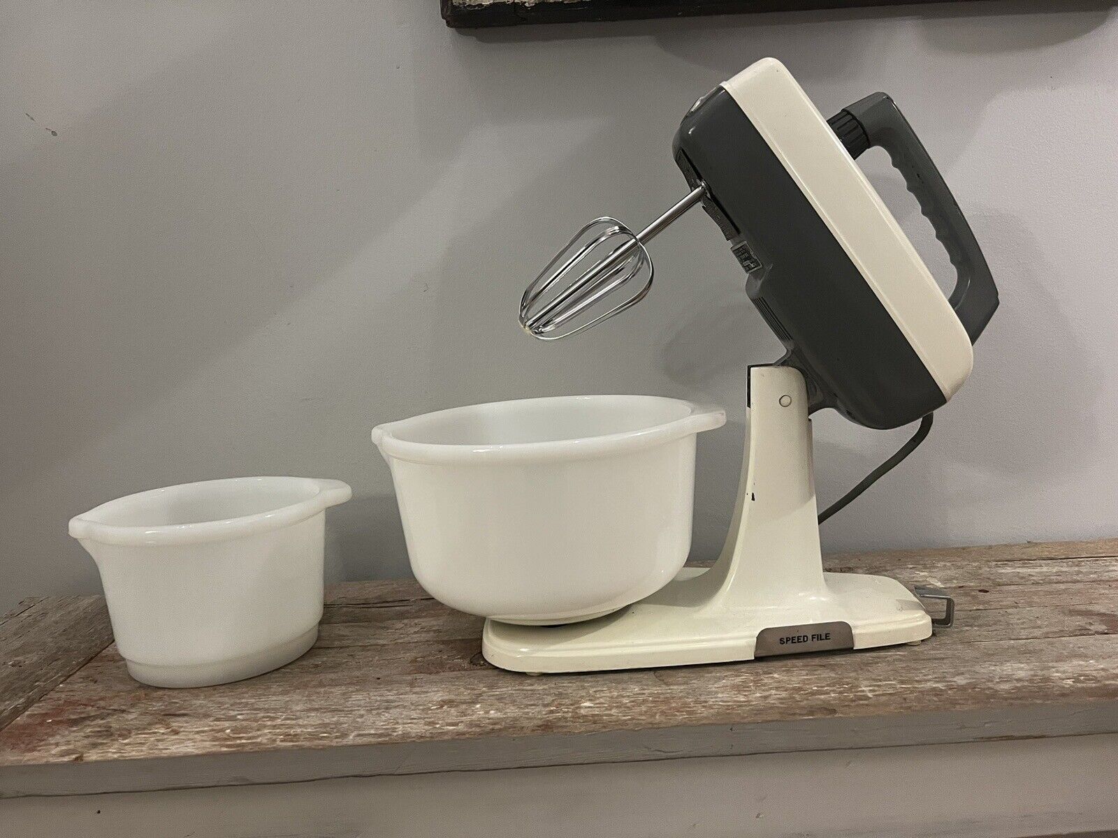 Clean Vintage 1950’s Kenmore Model 116.82700 Kitchen Mixer w/ Milk Glass Bowls 