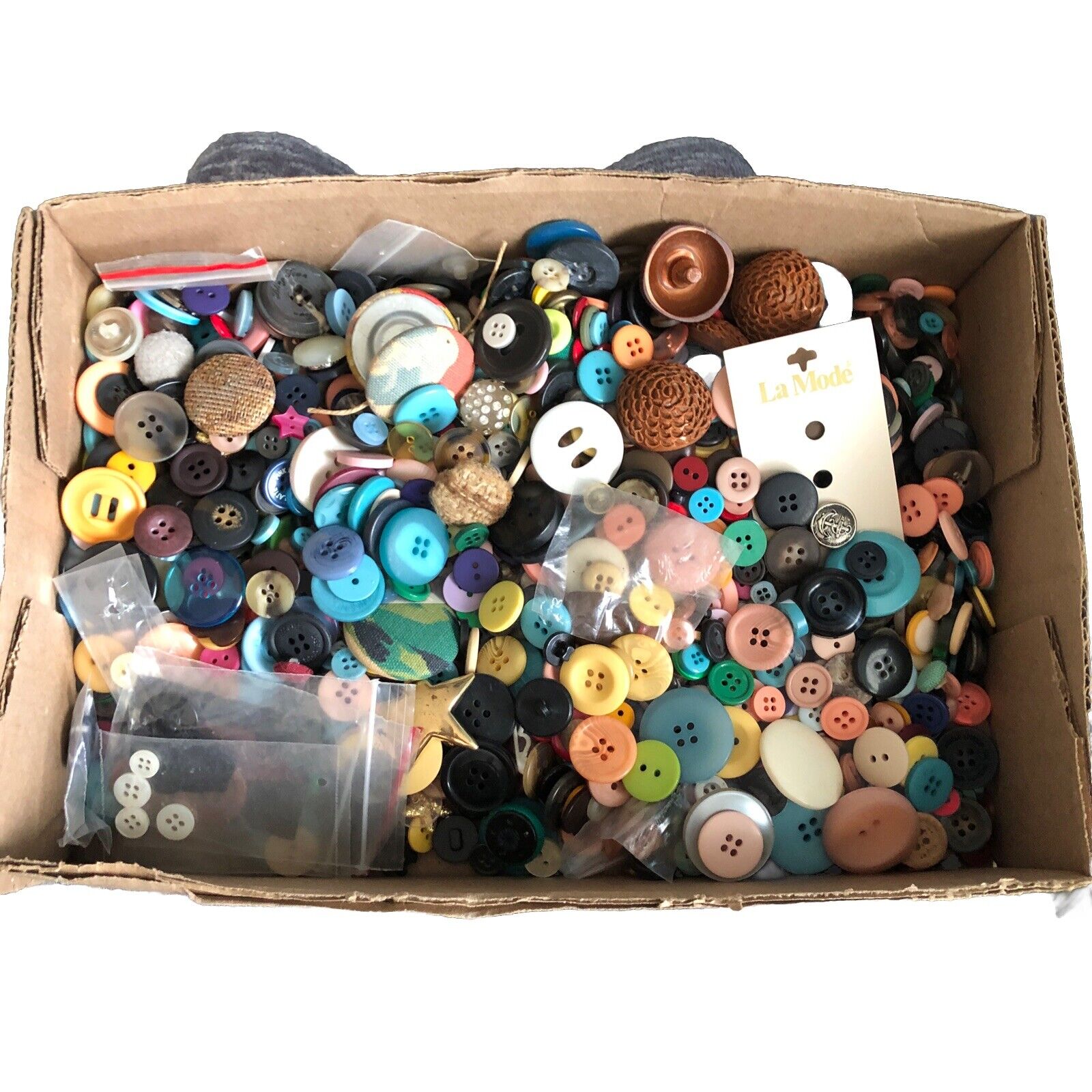 Antique & Vintage Huge Lot Of Over 2 Lbs. Of Buttons All Types Materials  Lot 1