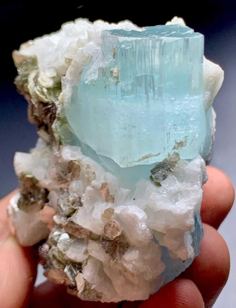 165 Gm Aquamarine Crystal Specimen Combine With Mica From Skardu Pakistan
