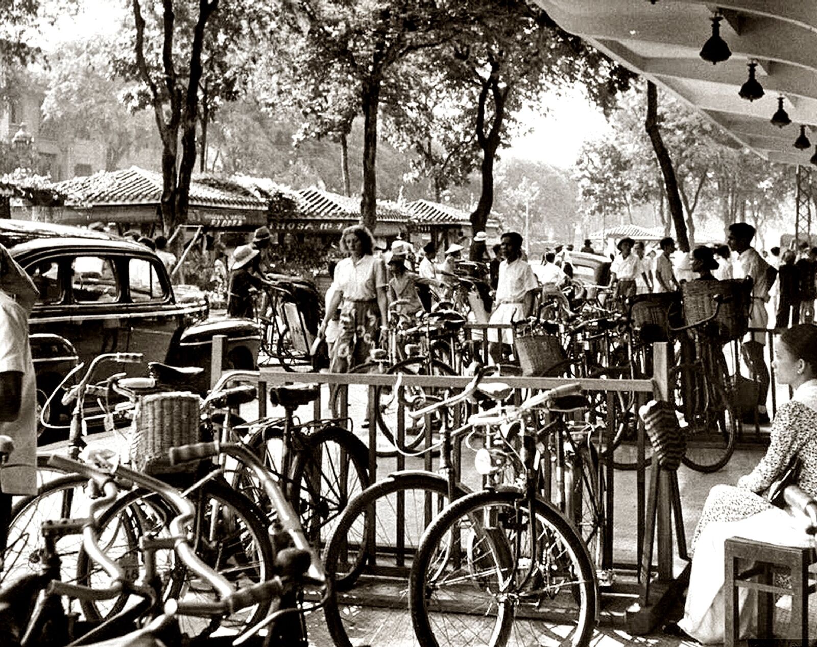 1948 SAIGON STREET SCENE Vietnam, French Indo China PHOTO  (209-C)