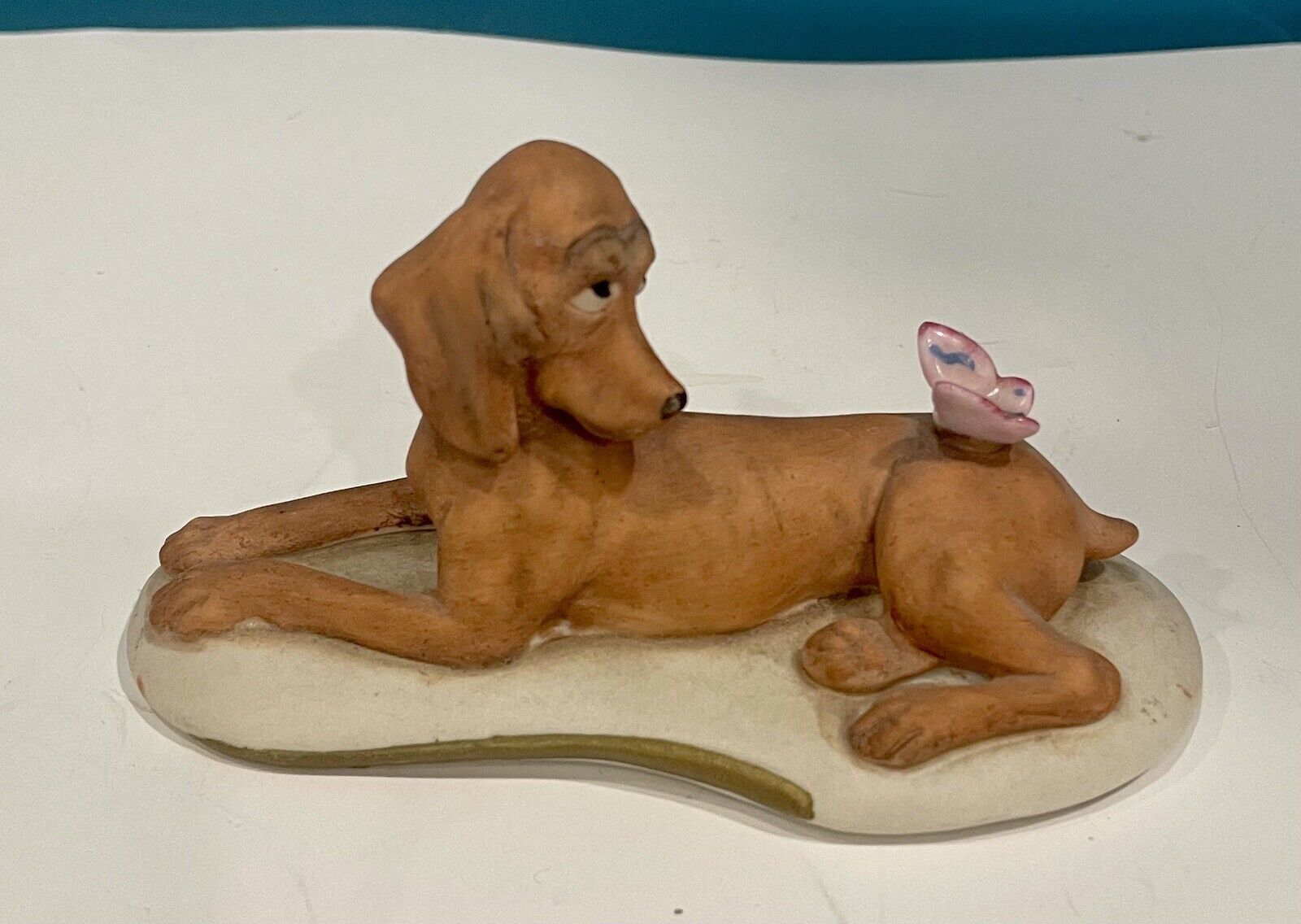 Coonhound & Butterfly Bisque Porcelain Figurine GH-T-669