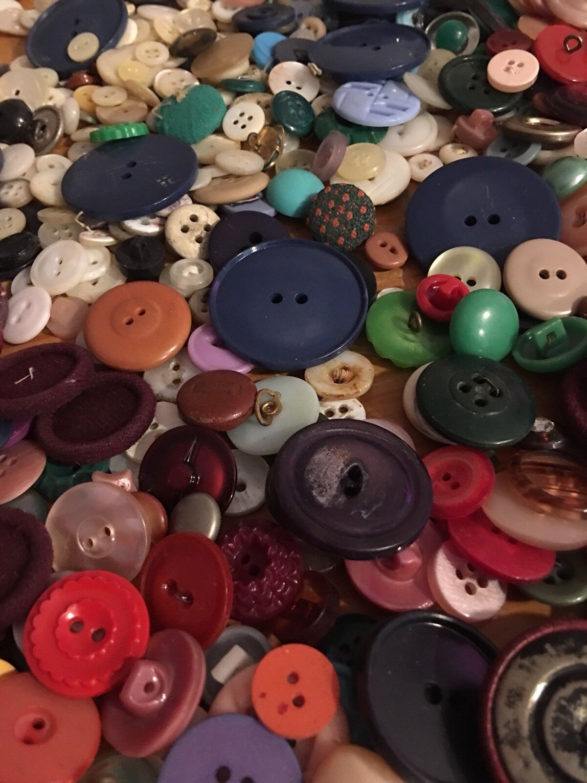 200 pc Lot Of Old Vintage & New Buttons -All Types & Sizes Hundreds Of Varieties