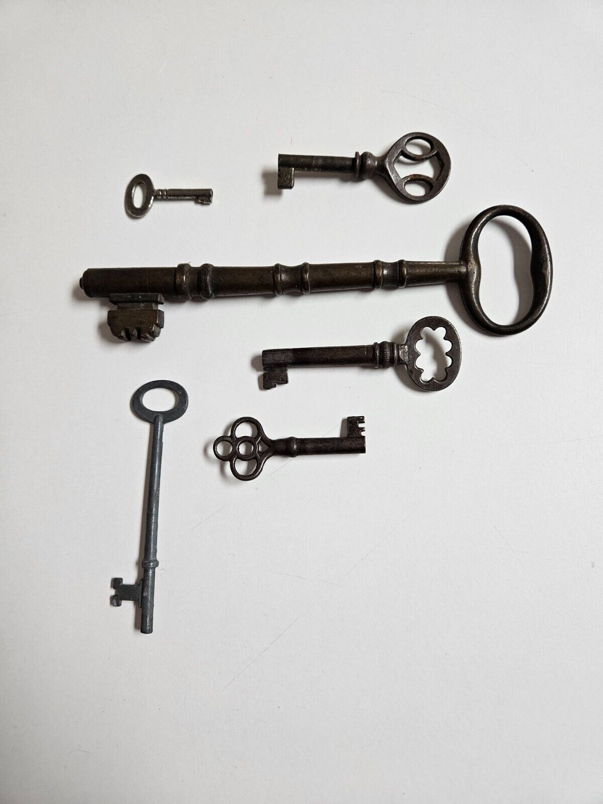 6 Vintage Antique Brass SKELETON keys 1.25 in to 6in Steamer trunk JAIL? lock