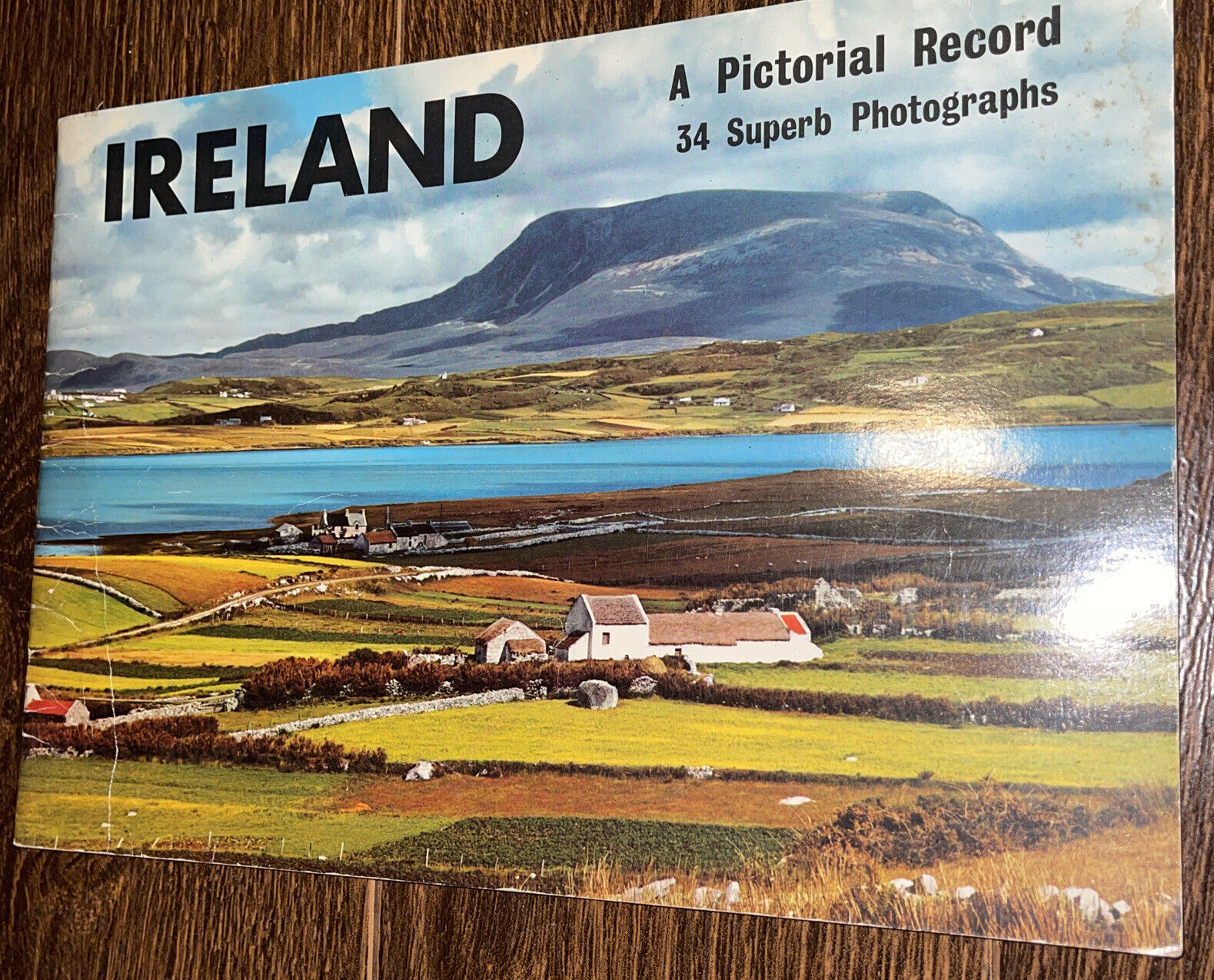 Ireland. A Pictorial Record.  34 pages, color 1970's, English, French, German