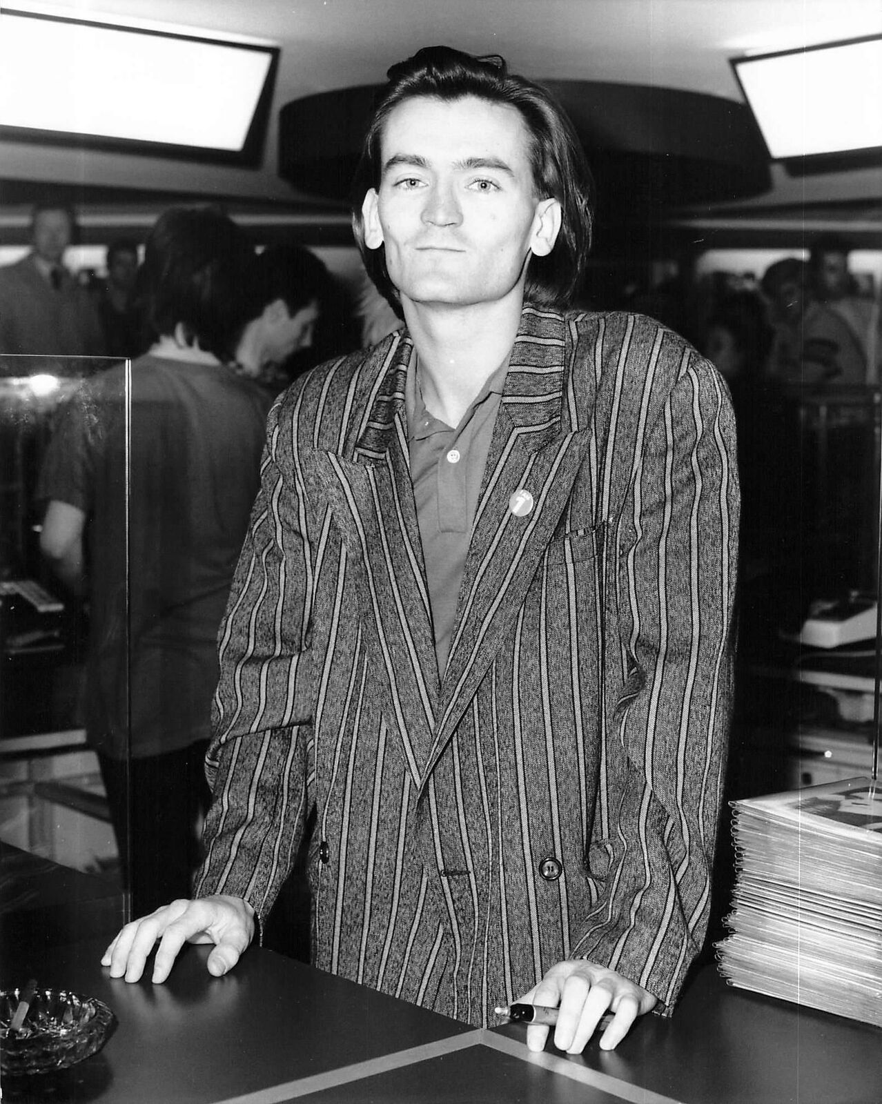 1985 Press Photo FEARGAL SHARKEY autograph signing Irish pop singer Undertones