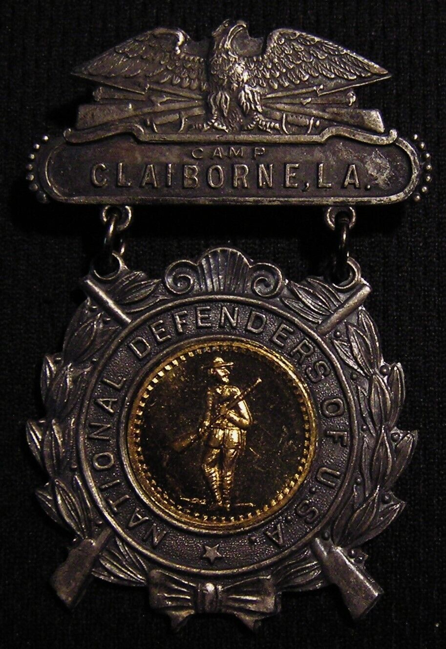 WWII ERA CAMP CLAIBORNE LA NATIONAL DEFENDERS OF THE USA MEDAL BADGE - US WW2