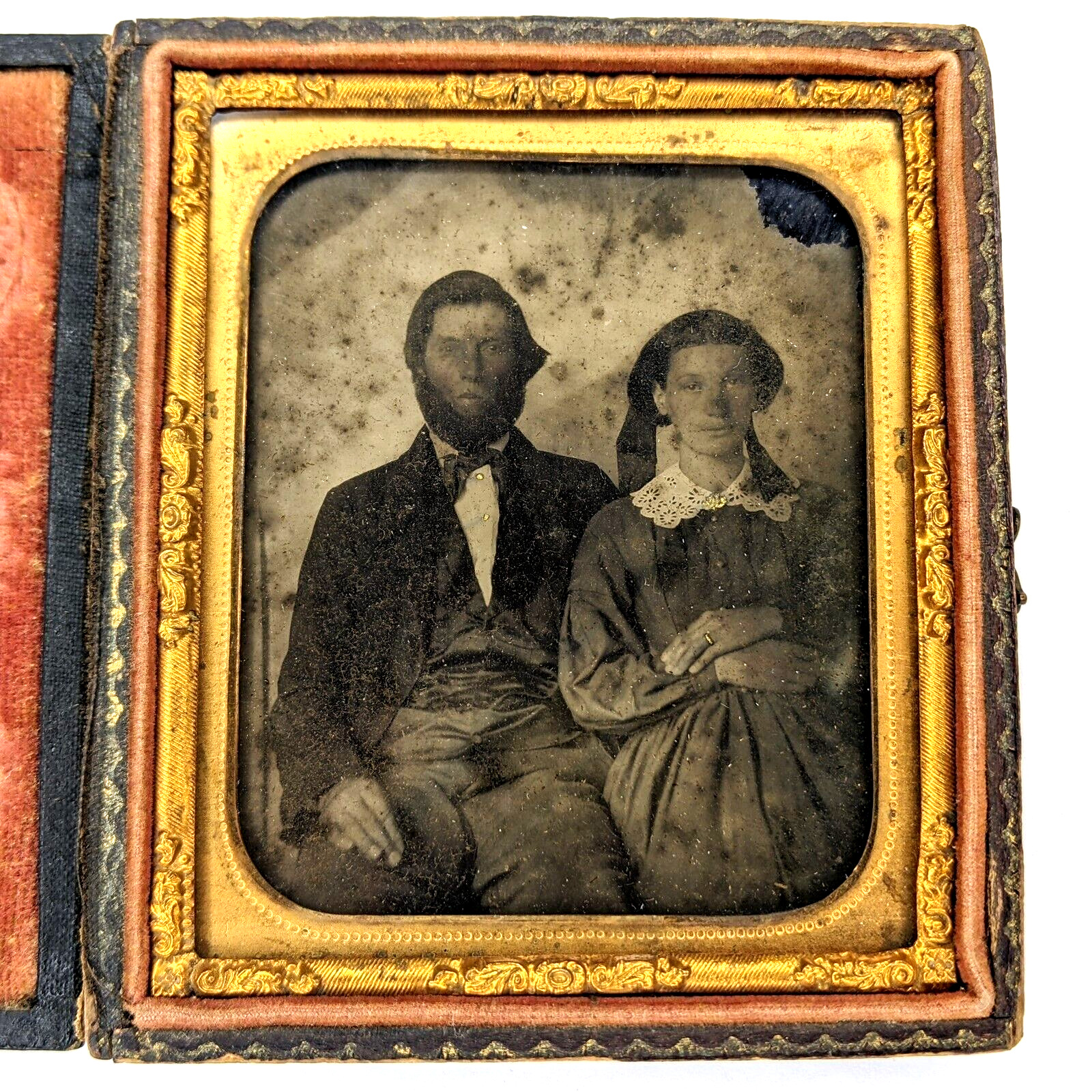 c1850s Cute Young Married Couple Glass Ambrotype Real Photo 6th Plate +Case H41