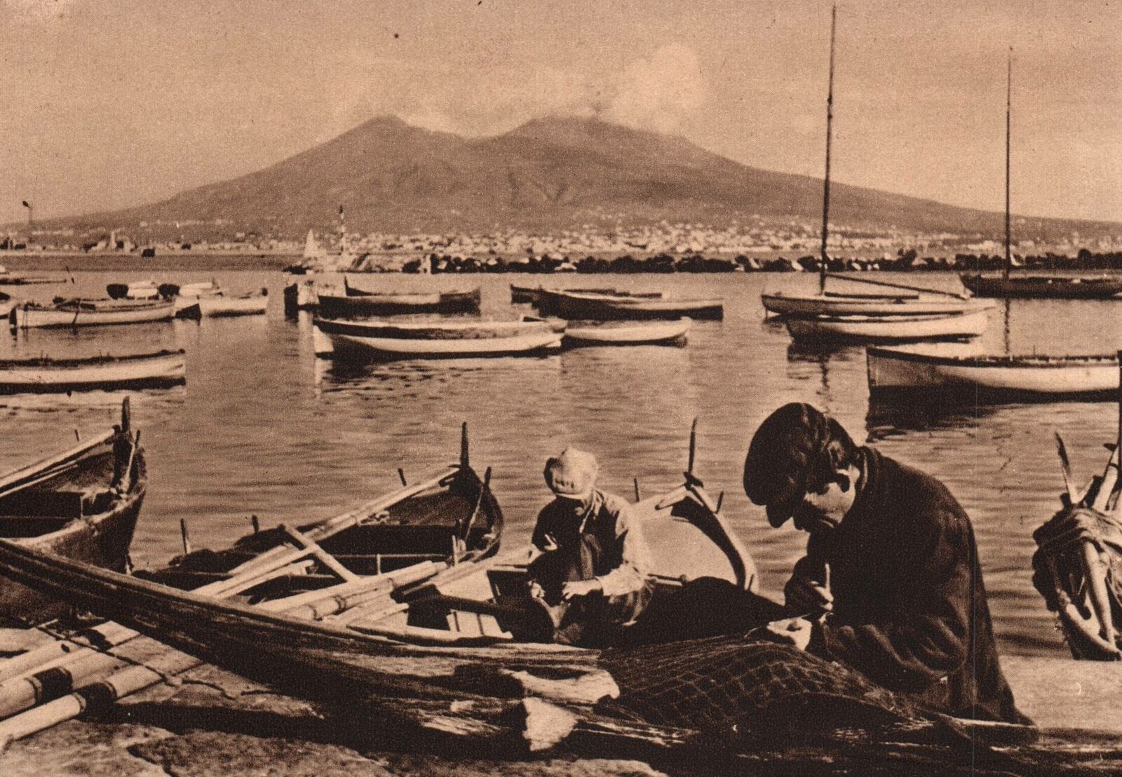 CONTINENTAL SIZE POSTCARD FISHERMEN AT SANTA LUCIA NAPLES ITALY c. 1935-1940