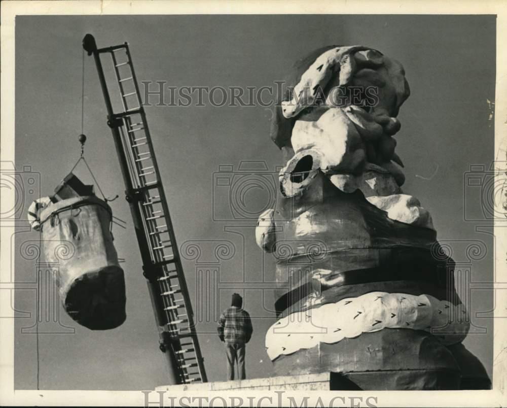 1972 Press Photo Christmas decorations being set up in Latham, New York