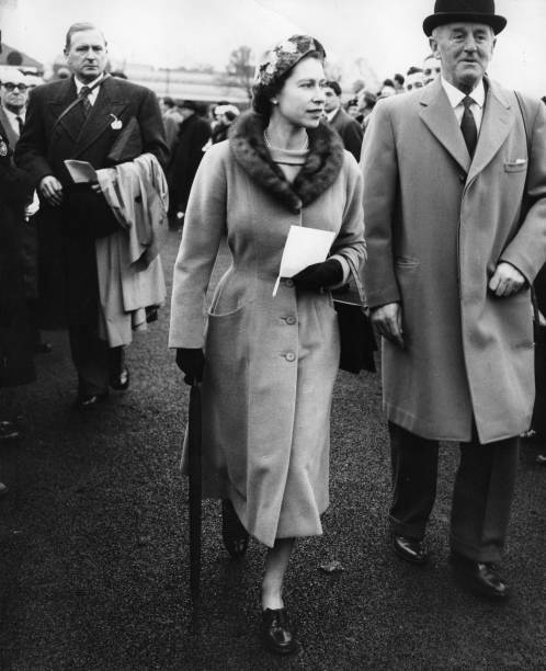 Queen Elizabeth Ii At The Hurst Park Meeting 1957 Old Photo