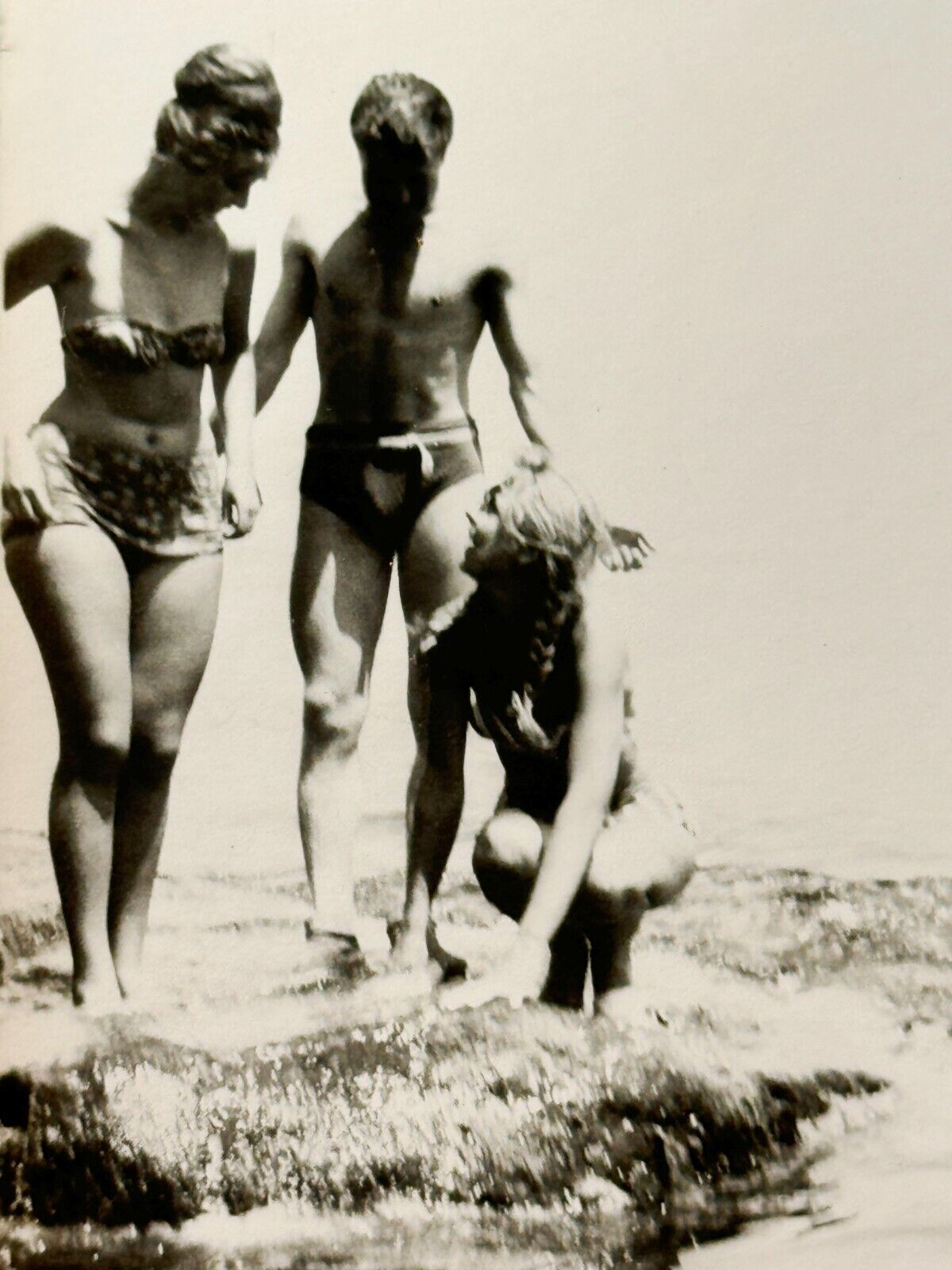 1964 Shirtless Man Trunks Bulge Gay int Two Curvy Women Beach Vintage Photo